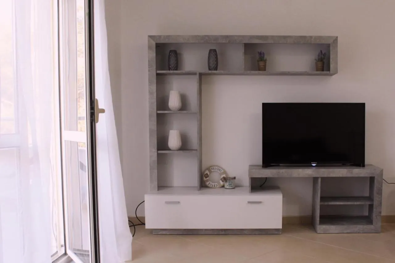 Eta\'S Beach Apartment contacts